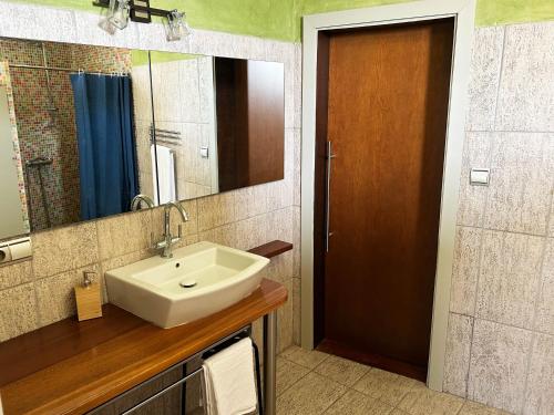 ein Badezimmer mit Waschbecken und Spiegel in der Unterkunft Casa del Mirador in Arjona