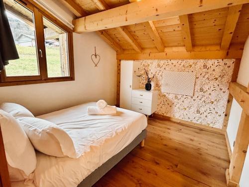 En eller flere senge i et værelse på Beautiful chalet with swimming pool & great garden