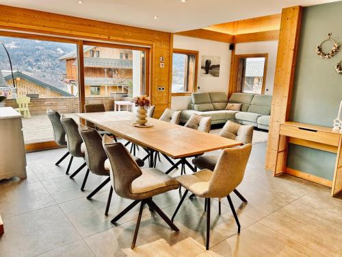 Et opholdsområde på Beautiful chalet with swimming pool & great garden