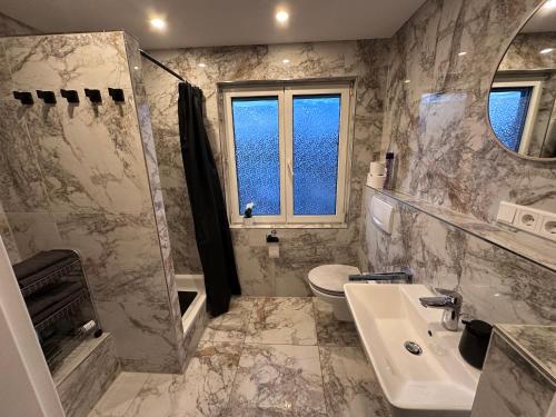 Et badeværelse på Ferienwohnung AyNa 3, direkt an der Schweizer Grenze