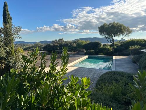 Swimmingpoolen hos eller tæt på Villa Valrossa
