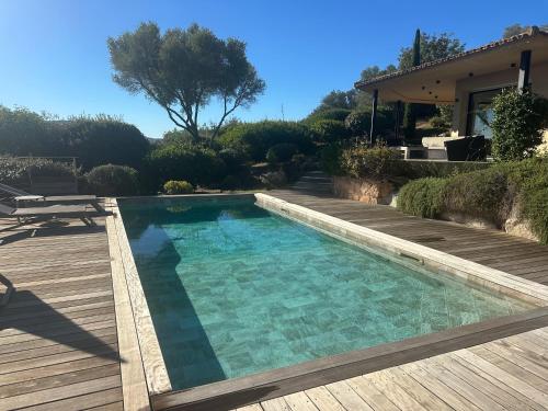Swimmingpoolen hos eller tæt på Villa Valrossa