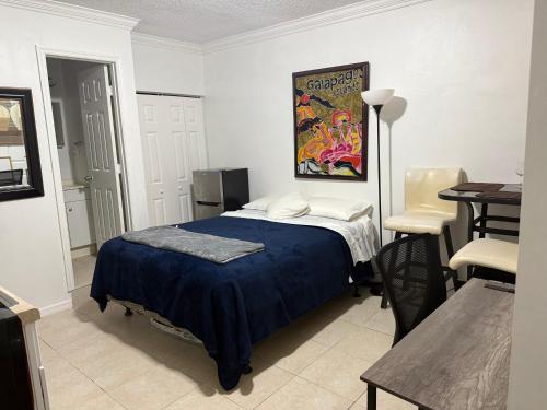 En eller flere senge i et værelse på My Garden in Miami Florida