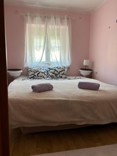 ein Schlafzimmer mit einem großen Bett mit zwei Kissen darauf in der Unterkunft Kneginje Ljubice apartment in Belgrad