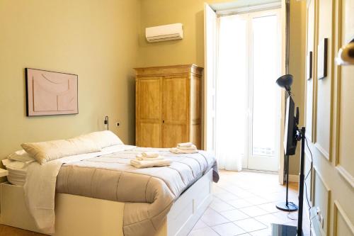 Postel nebo postele na pokoji v ubytování Historic Home with Frescoes near the Royal Palace