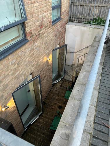 twee glazen deuren aan de zijkant van een gebouw bij Room Imperial in Londen