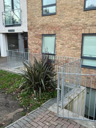 een metalen hek voor een gebouw bij Room Imperial in Londen