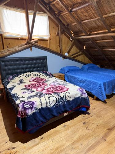 een slaapkamer met een bed in een kamer bij El refugio de los sueños in Duggan