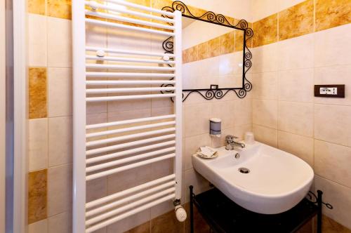 サン・ベネデット・デル・トロントにあるSkipperのバスルーム(洗面台、鏡付)