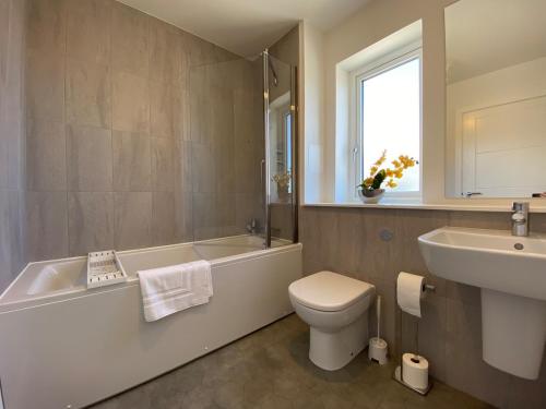 Et badeværelse på Modern 4 Bed Highland Home