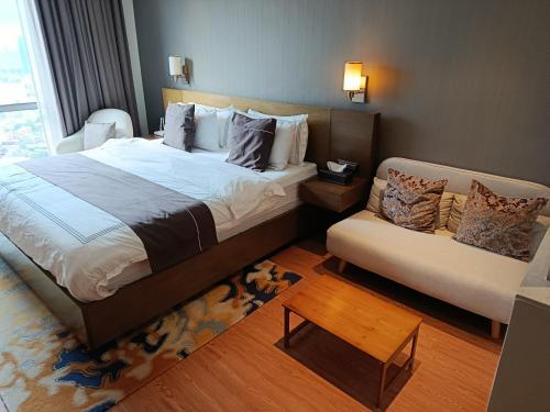 Postel nebo postele na pokoji v ubytování RBR Lux at Novotel Manila Hotel Residences Acqua