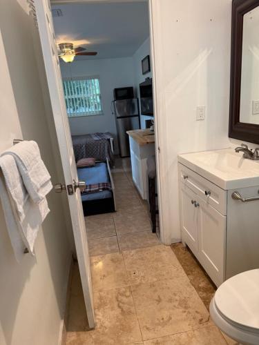 een badkamer met toilet en wastafel bij El Shaddai Faithfully Beach in Hollywood