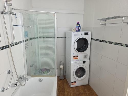 een badkamer met een wasmachine en een wasmachine bij Ferien- und Gästewohnung mit AC in Osterburg Siedlung