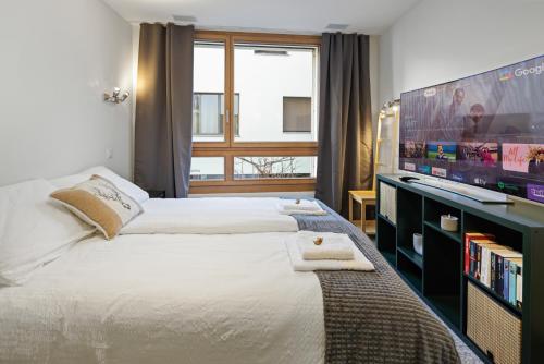 Un dormitorio con una cama grande y un televisor de pantalla plana. en Bergstudio II I Flims I Laax I Ski I Caumasee, en Flims