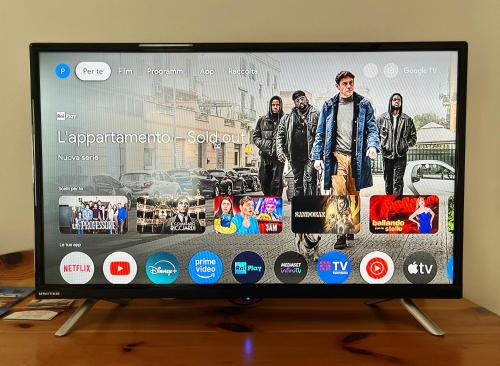 uno schermo televisivo con un gruppo di persone sopra di Appartamento Il Pungitopo ad Abetone