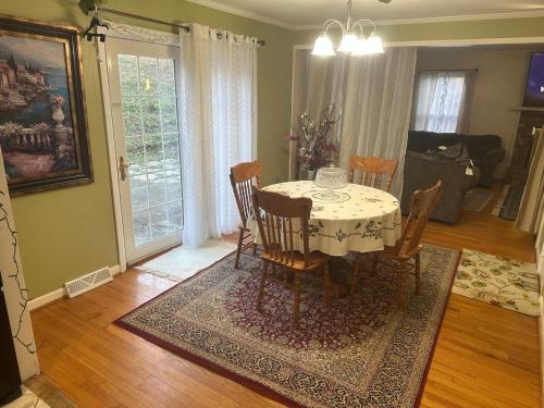 ein Esszimmer mit Tisch und Stühlen in einem Wohnzimmer in der Unterkunft Honey Home in Danville