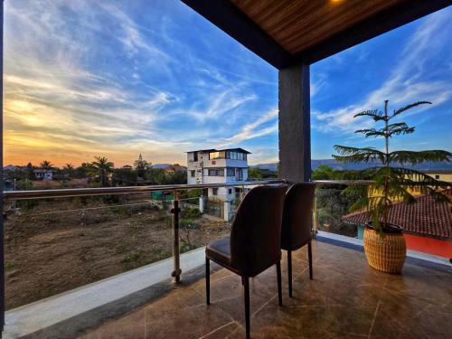 Μπαλκόνι ή βεράντα στο ll EMPYREAN STAYS ll G0DFATHER VILLA ll MASTERPIECE ll 4BHK ll AC ll LARGEST POOL ll