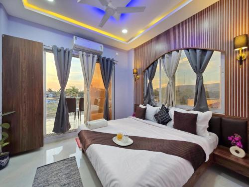 Ένα ή περισσότερα κρεβάτια σε δωμάτιο στο ll EMPYREAN STAYS ll G0DFATHER VILLA ll MASTERPIECE ll 4BHK ll AC ll LARGEST POOL ll