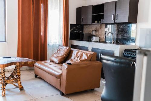 ein Wohnzimmer mit Sofa und eine Küche in der Unterkunft Eab APARTMENT in Santeo