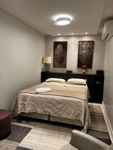 En eller flere senge i et værelse på Luxuoso Flat particular ATHOS BULCÃO