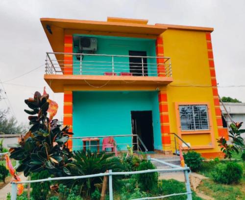 Casa colorata con balcone di Regent Resort a Jāmb