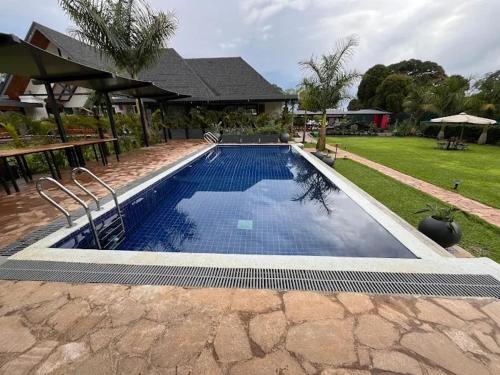 Hồ bơi trong/gần Saiwa Safari Resort