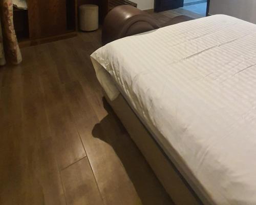 een close-up van een bed in een slaapkamer bij mashotelabha in Abha