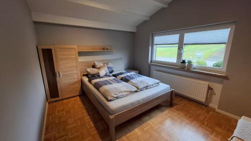 En eller flere senge i et værelse på Ferienhaus Christiane