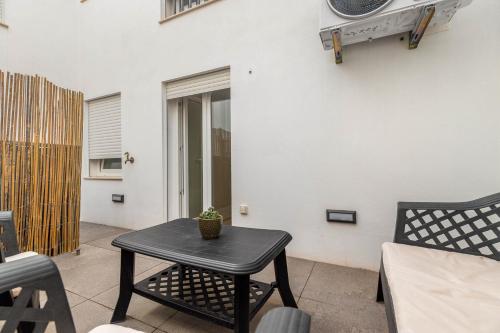 2 Min Walk to the Beach, Modern Apartment in Sesimbra- Patio & AC