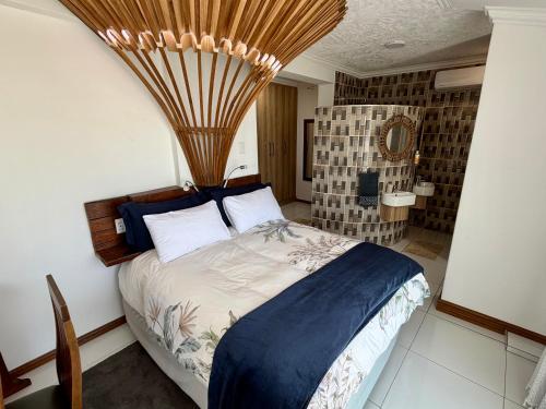 ein Schlafzimmer mit einem großen Bett in einem Zimmer in der Unterkunft Kiwara at C, Gordon's Bay in Gordonʼs Bay