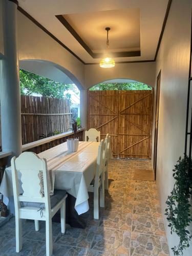 une salle à manger avec une table et des chaises sur un patio dans l'établissement Shaka Soul Siargao, à Catagnan
