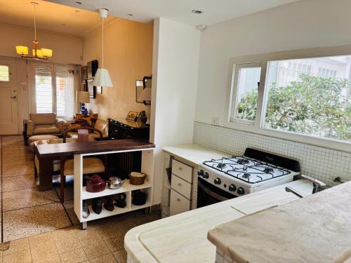 una cucina con piano cottura e tavolo di Chalet Quintana a Mar del Plata