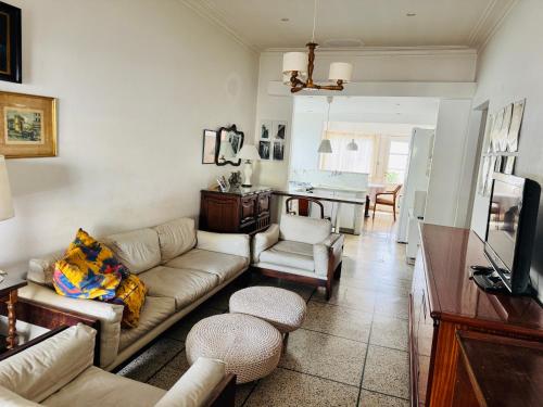 un soggiorno con un divano e un tavolo di Chalet Quintana a Mar del Plata