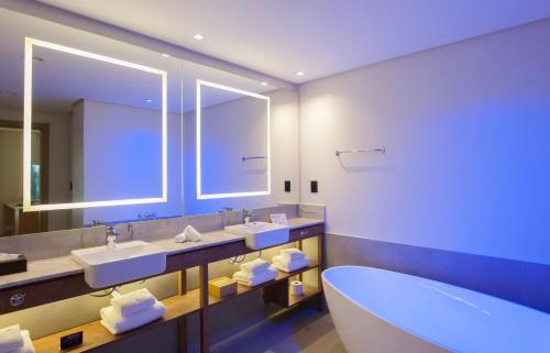 Ванная комната в DoubleTree by Hilton Caracol Canela