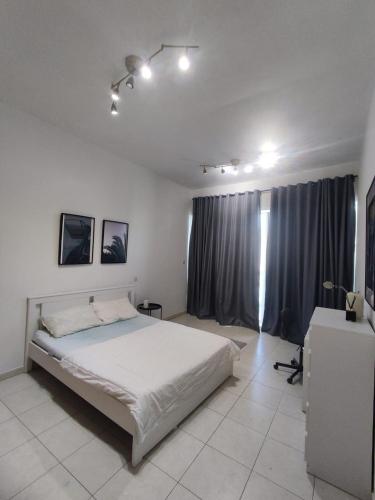 Spacious Master Bedroom with Balcony Horizon Tower, Dubai Marina