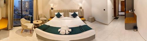 Postel nebo postele na pokoji v ubytování Omaxe La Vista Stays