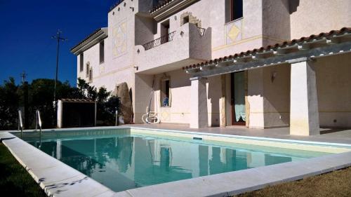 ein Swimmingpool vor einem Haus in der Unterkunft Double Suite in Villa with Private Pool San Teodoro in Monte Petrosu