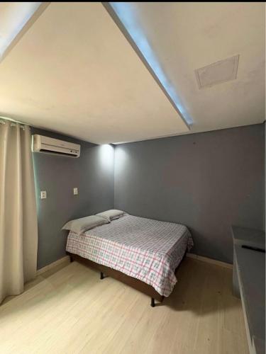 Ένα ή περισσότερα κρεβάτια σε δωμάτιο στο Quarto Privado Próximo a Praia Brava