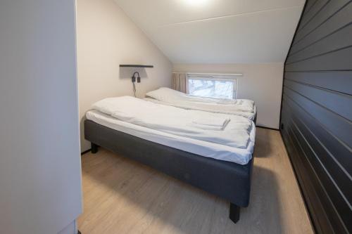 una camera da letto con un letto grande in una stanza di Ski Center Alpine Houses A6 a Levi