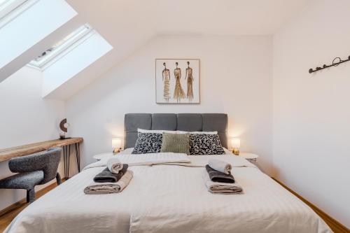 En eller flere senge i et værelse på Alps2sea Suite Apartment