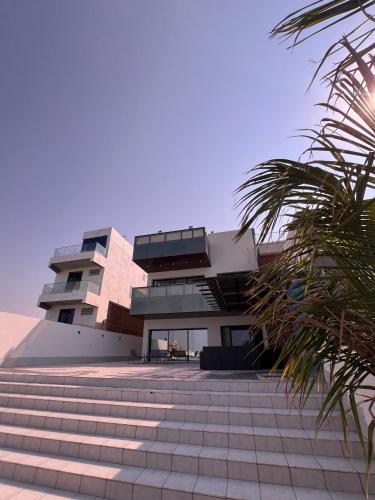 een gebouw met een trap ervoor bij شالية لابيرلا - درة العروس شاطئ ومسبح خاص in Durat Alarous