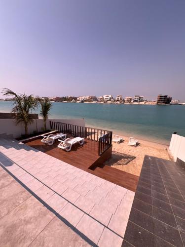 een balkon met uitzicht op het strand en het water bij شالية لابيرلا - درة العروس شاطئ ومسبح خاص in Durat Alarous