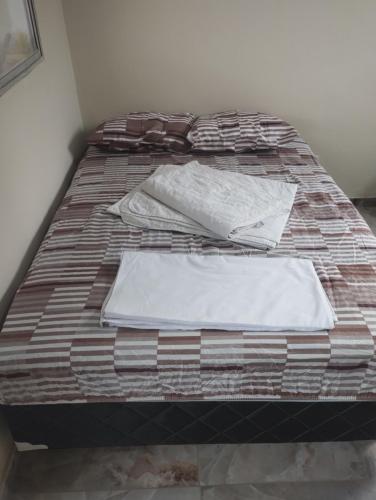 een bed met twee kussens erop bij Hostel da Ladeira in Ouro Preto