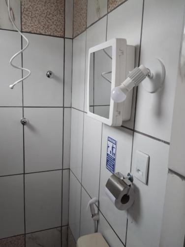 een badkamer met een toilet en een spiegel aan de muur bij Hostel da Ladeira in Ouro Preto