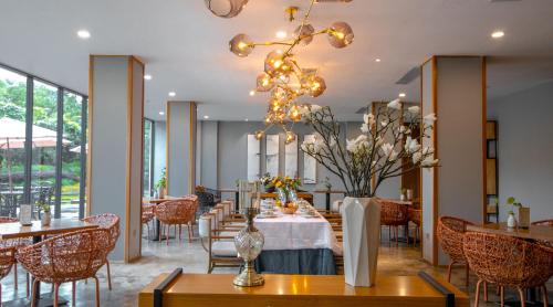 Restaurace v ubytování Yangshuo Courtyard Hotel - An all-English team by the Li River