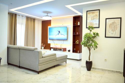 un soggiorno con un divano e una TV di Mandys Guest House a Yaoundé