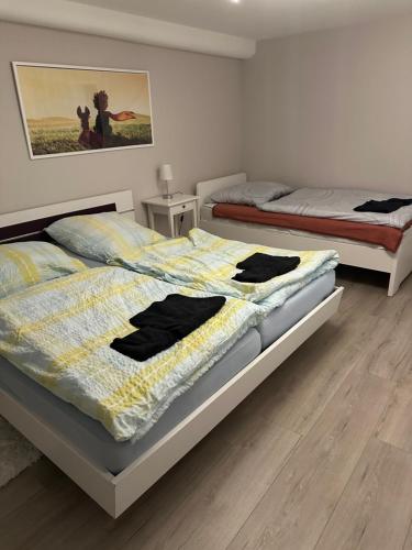 een slaapkamer met twee bedden en een schilderij aan de muur bij FeWo Xenia in Freudenburg