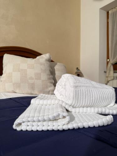 two white towels sitting on top of a bed at Il ciliegio in Chiavari