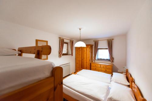 En eller flere senge i et værelse på Appartamenti Majon Ladina