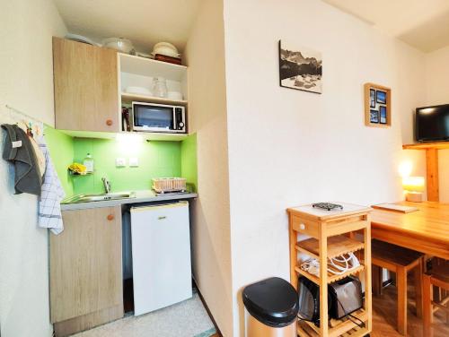 Kuchyň nebo kuchyňský kout v ubytování Appartement Lélex - pied des pistes - vue montagne